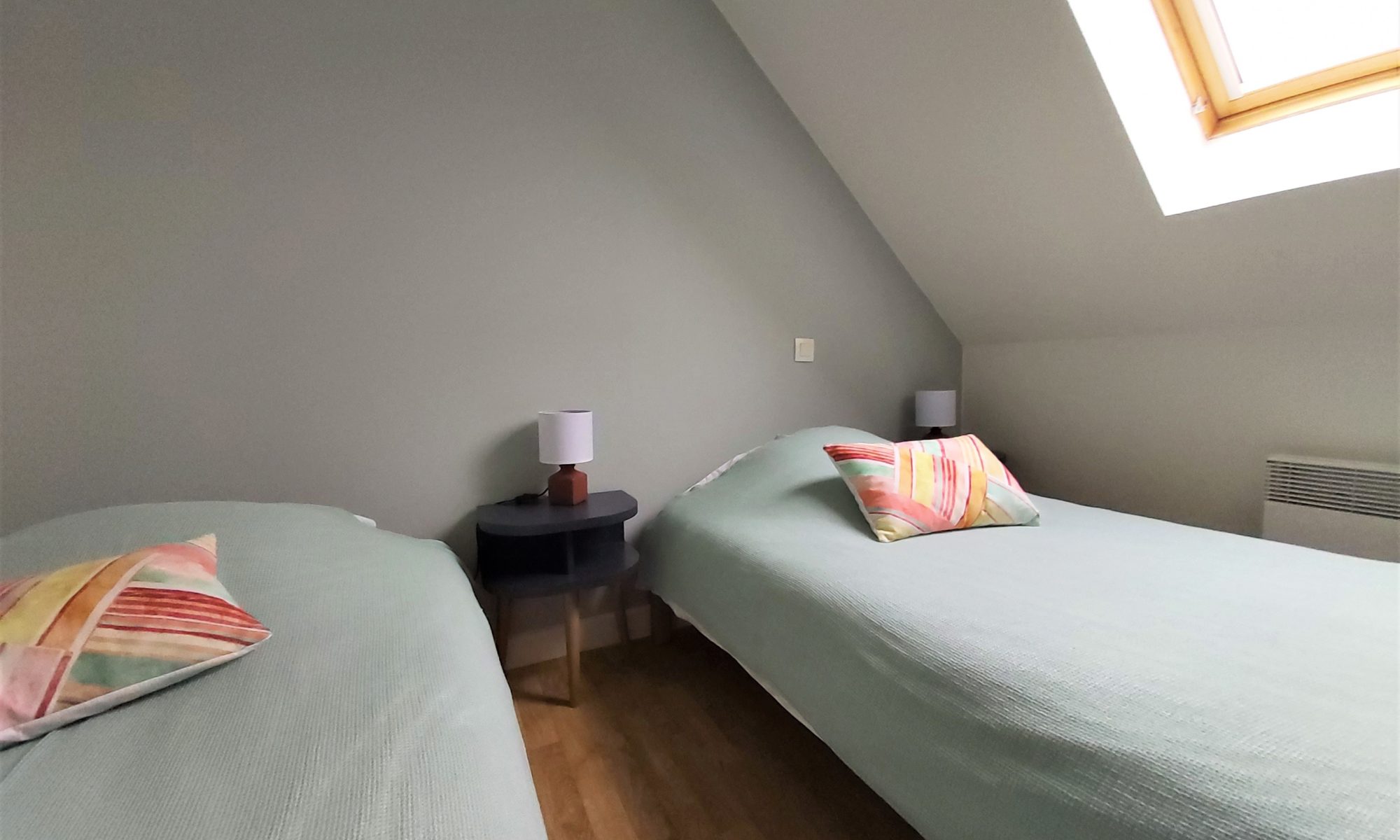La chambre avec deux lits simples